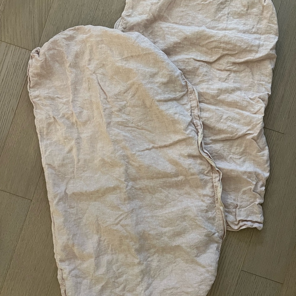 2 Oake linen light pink king sham with zipper. Bloomingdale’s exclusive item